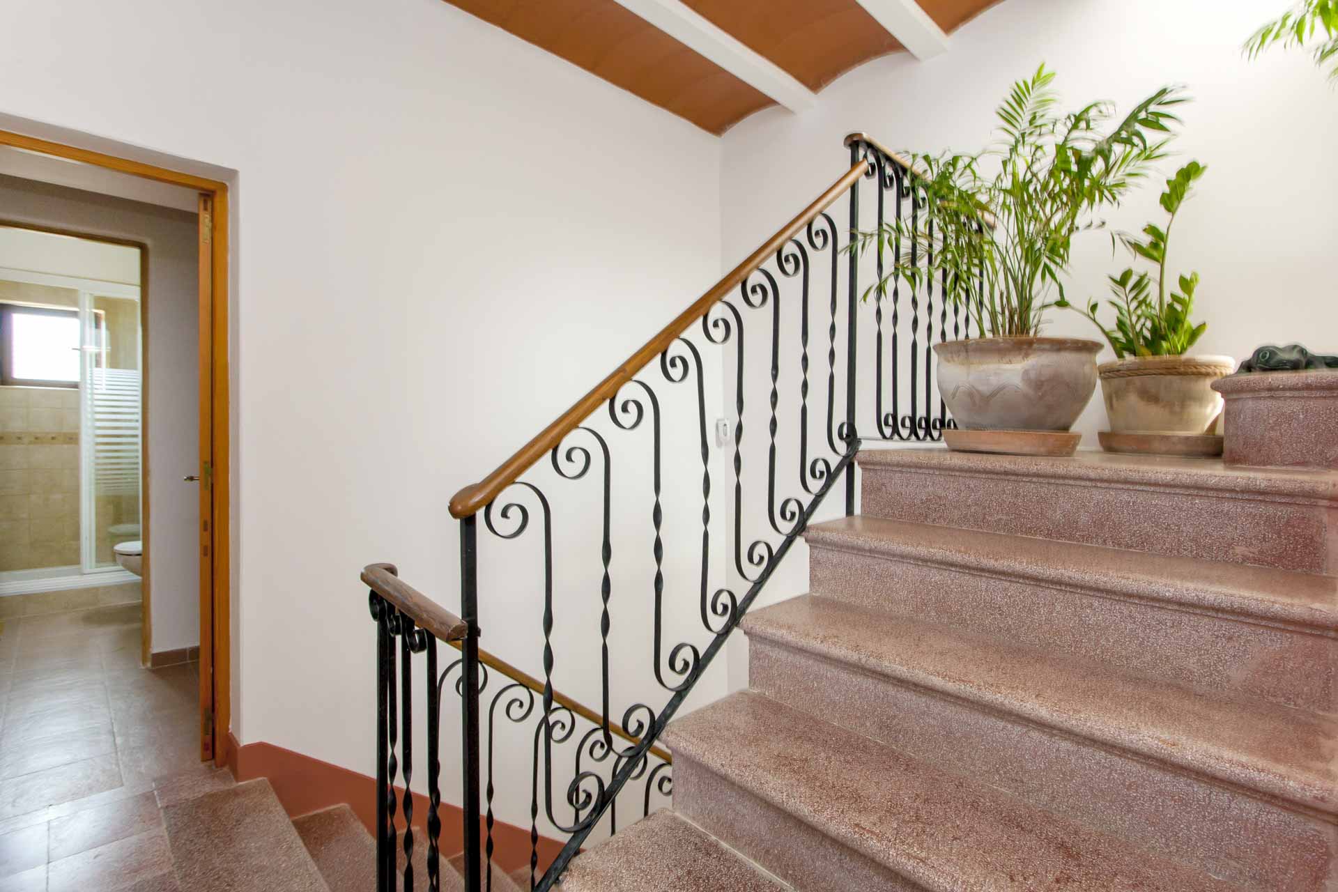 Escaleras a la primera planta en una villa en Ibiza